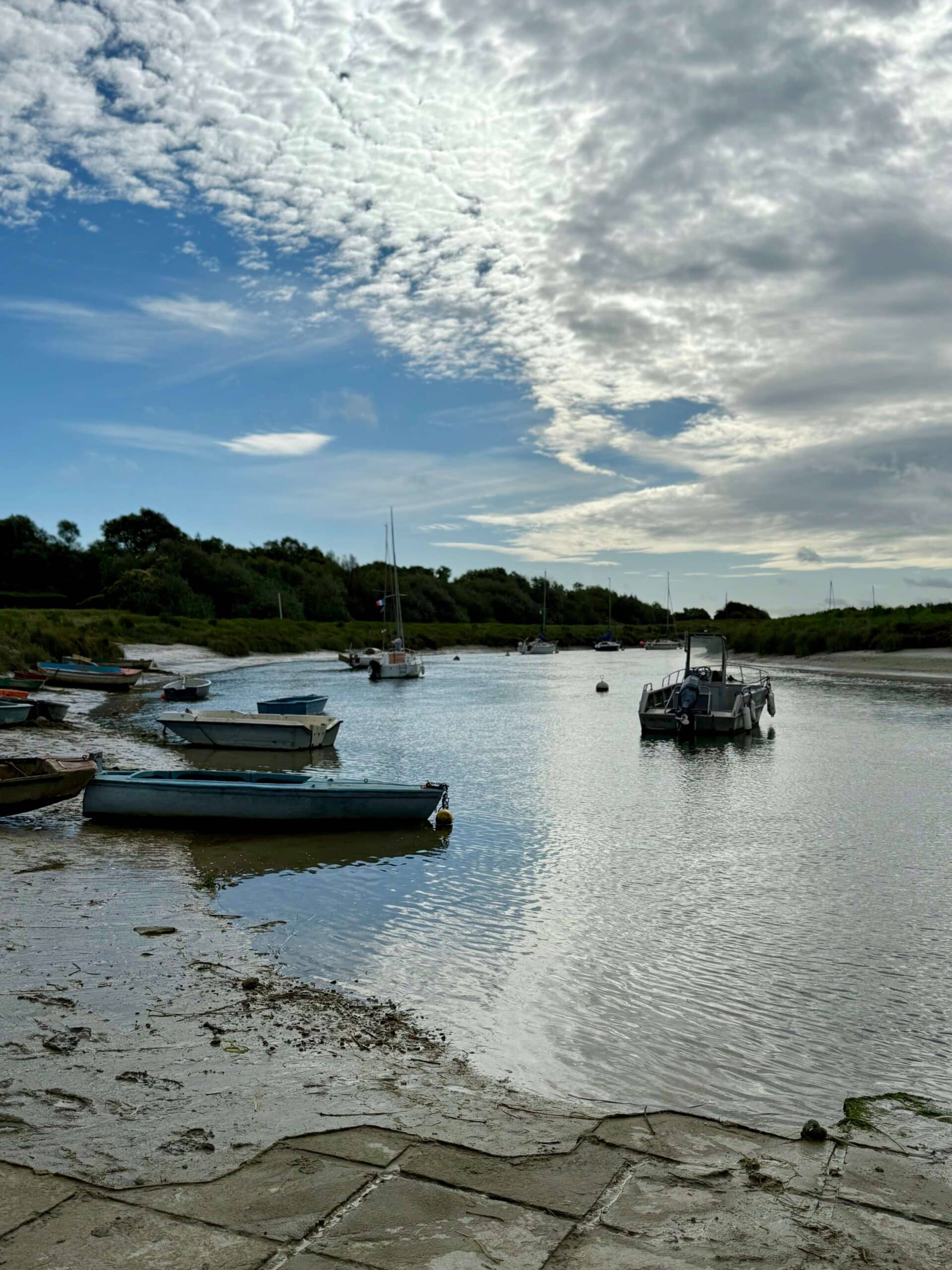 Bateaux au mouillage dans l'estuaire de la Baie d'Authie près de Groffliers, point de départ des randonnées sur la Côte d'Opale