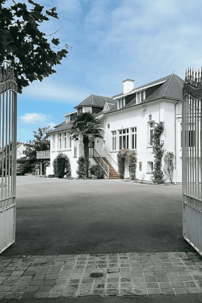 manoir-fleuri-entree-grilles-location-groupe-cote-opale