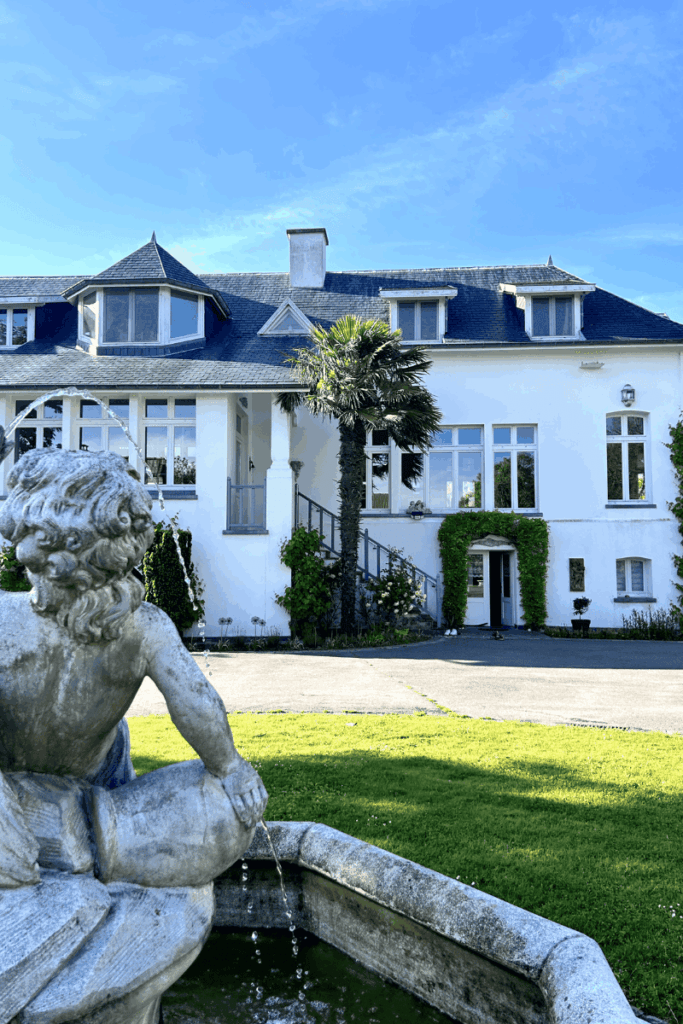 manoir-fleuri-facade-fontaine-domaine-privatise-groffliers
