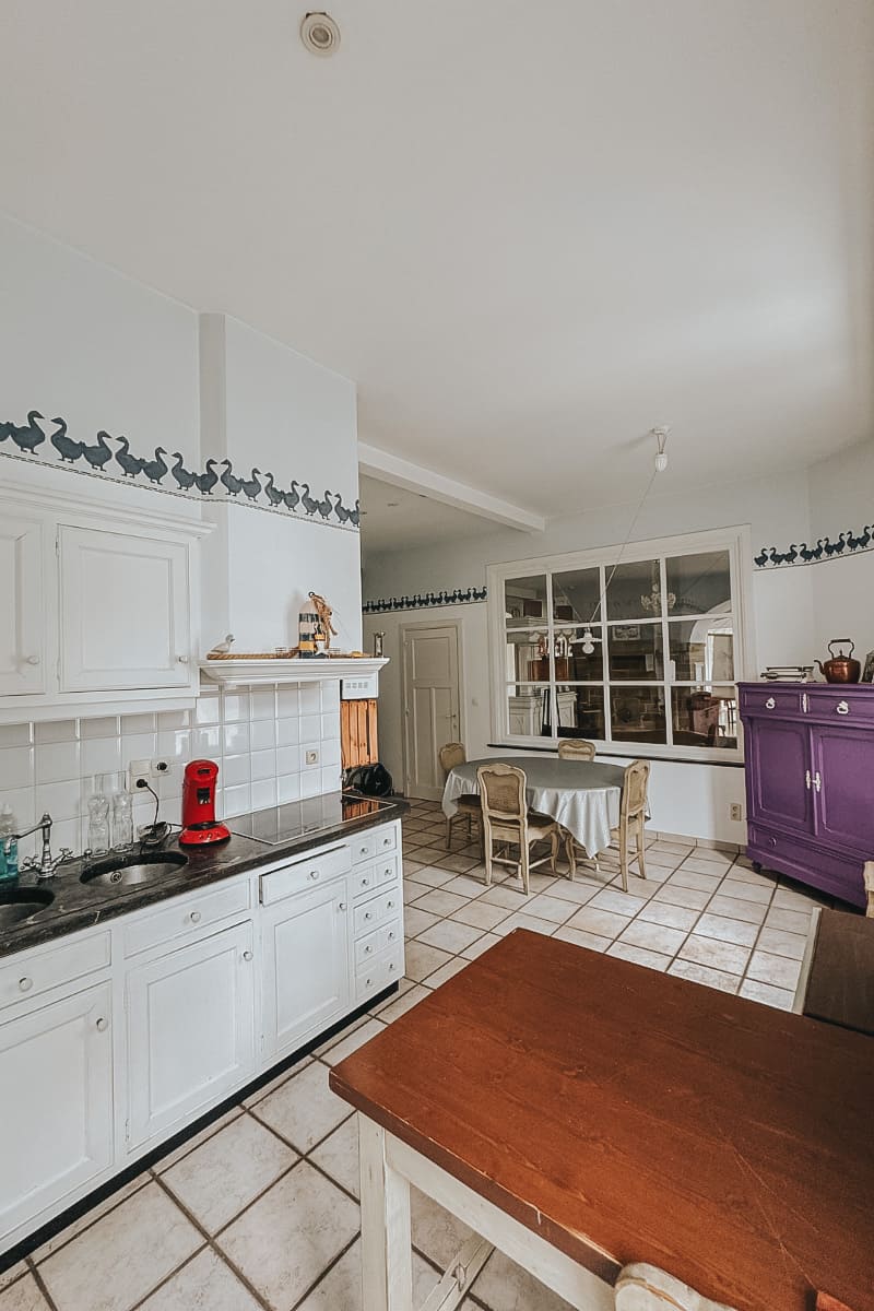 salle-manger-authentique-gite-manoir-fleuri-groffliers
