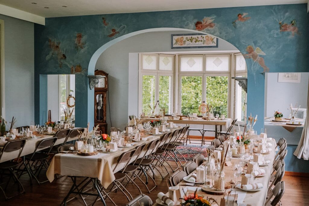 Salle de réception du Manoir Fleuri décorée pour un mariage ou anniversaire, fresques anges au plafond, Groffliers Côte d'Opale
