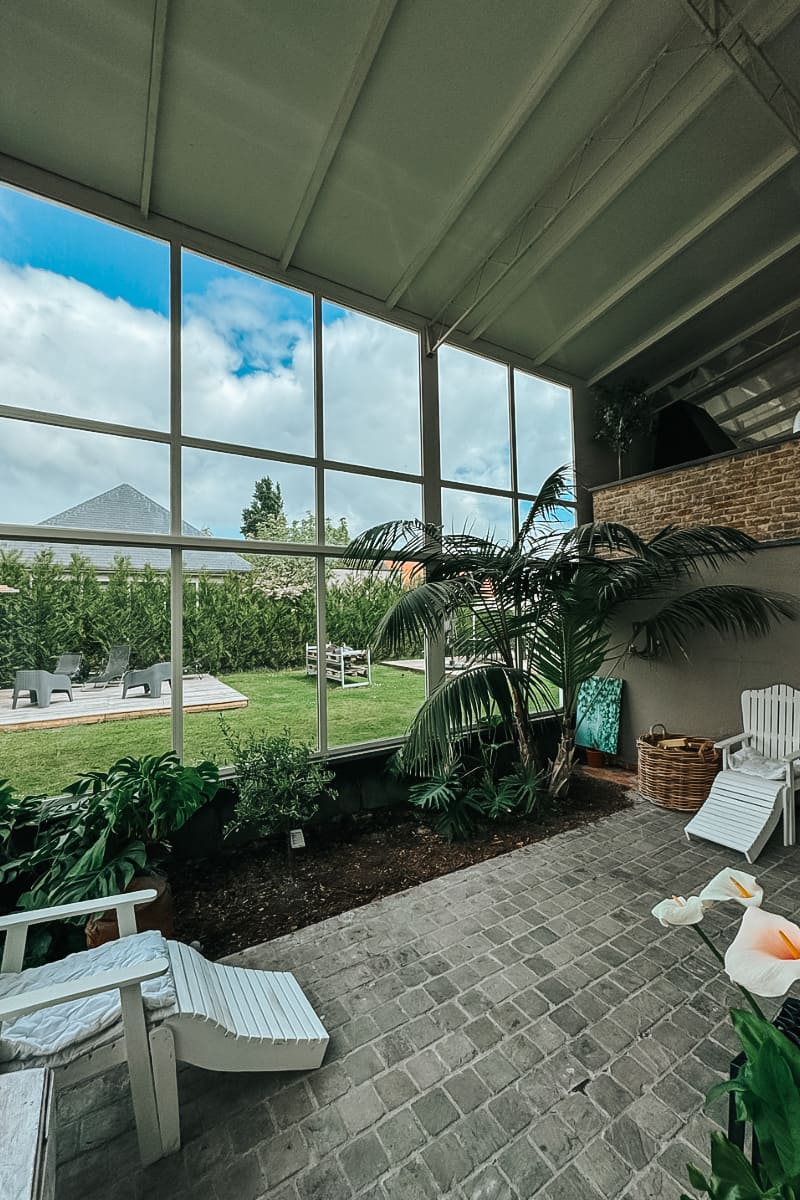 veranda-jardin-terrasse-manoir-fleuri-detente-groupe.