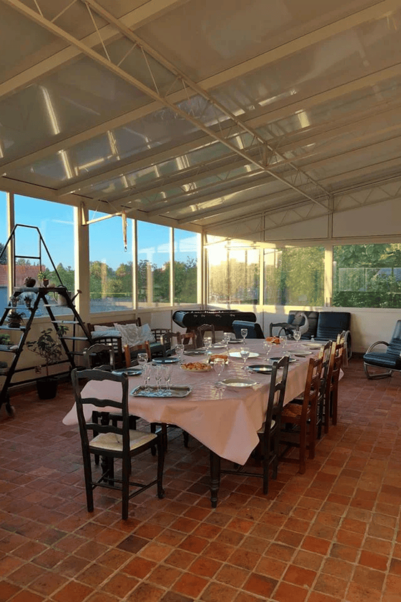 veranda-panoramique-repas-groupe-manoir-fleuri-groffliers