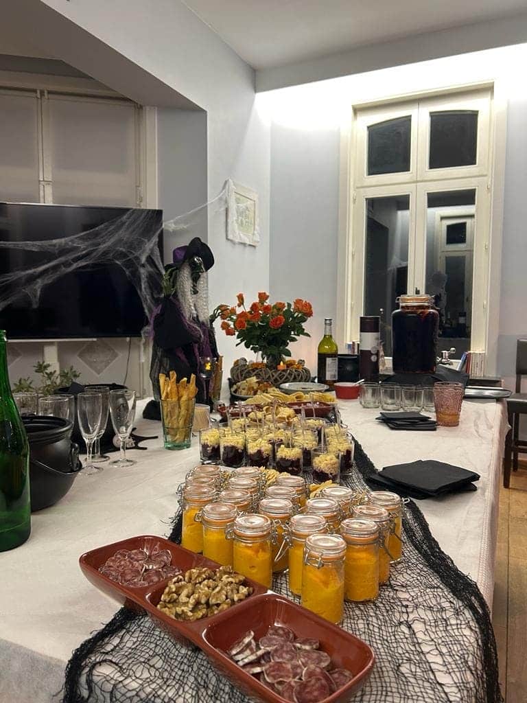Buffet d'Halloween au Manoir Fleuri avec verrines, bocaux et décoration toile d'araignée, soirée privée près de Berck-sur-Mer